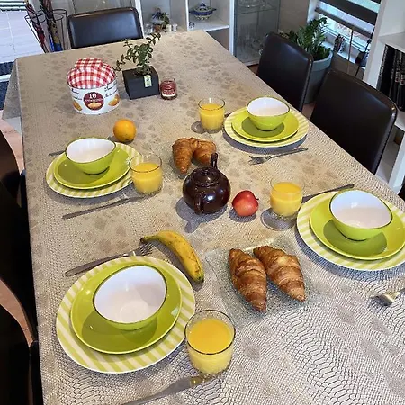 Maison Chaleureuse Avec Grand Jardin, 5 Minutes A Pied De La Plage Des Sables Blancs *