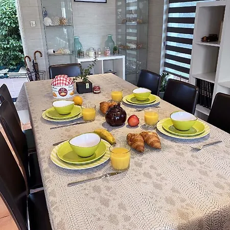 Holiday home Maison Chaleureuse Avec Grand Jardin, 5 Minutes A Pied De La Plage Des Sables Blancs Concarneau